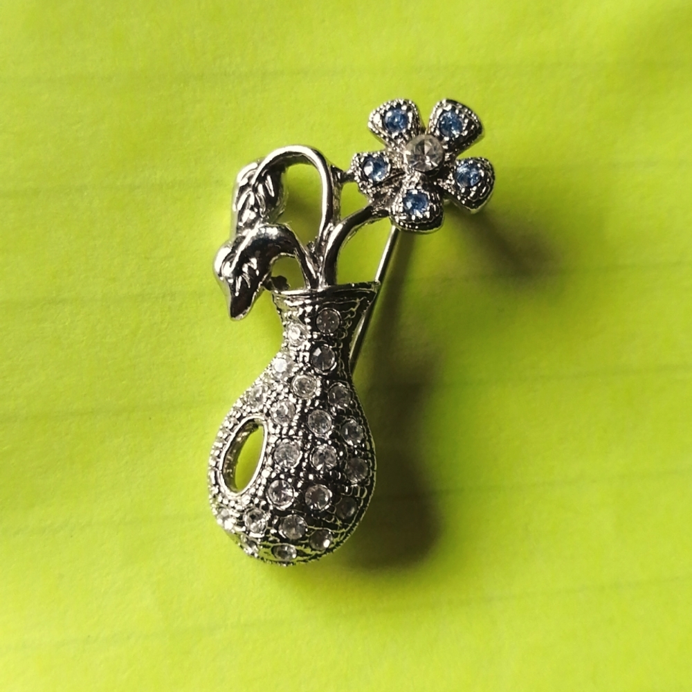 ✴️3/$25✴️Vintage Brooch Unisex Flower Vase Clear & Blue Diamanté Silverton - Picture 5 of 7